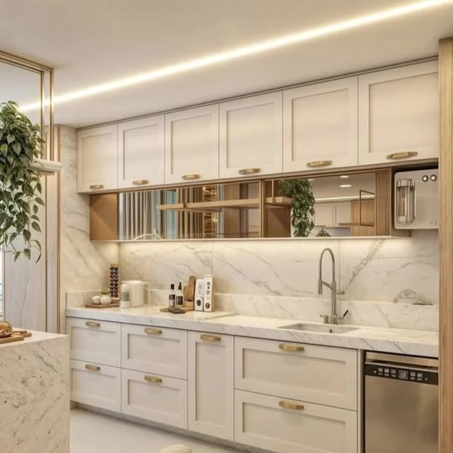 Cozinha clara com bancada e revestimento em mármore